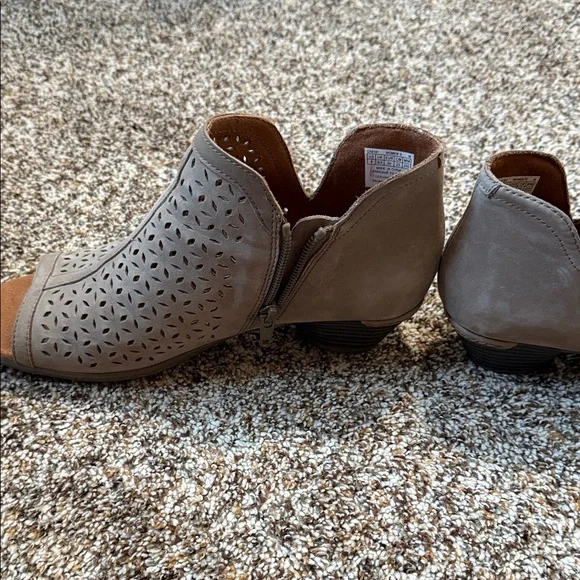 Cobb Hill by New Balance Beige Perforated Clogs - Picture 7 of 7